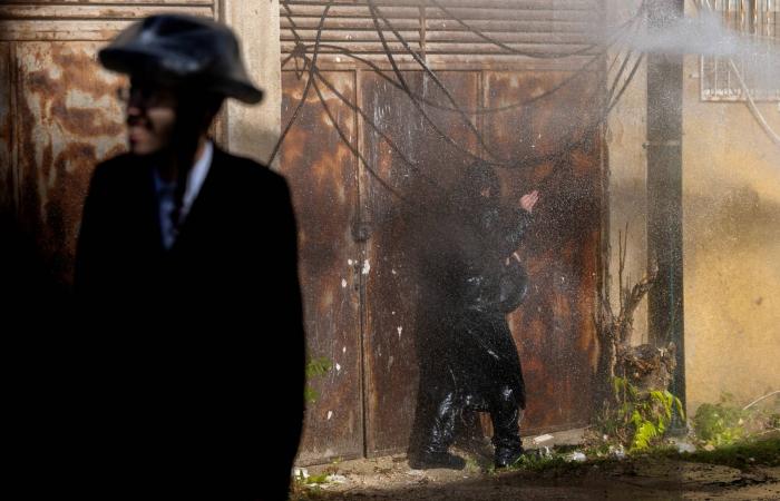 «وسط
      تبادل
      للشتائم»...
      نتنياهو
      ينجو
      بحكومته
      أسبوعين
      آخرين