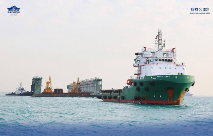 سفينة
      فرنسية
      عملاقة
      في
      قناة
      السويس
      تنعش
      آمال
      عودة
      الملاحة
      لطبيعتها