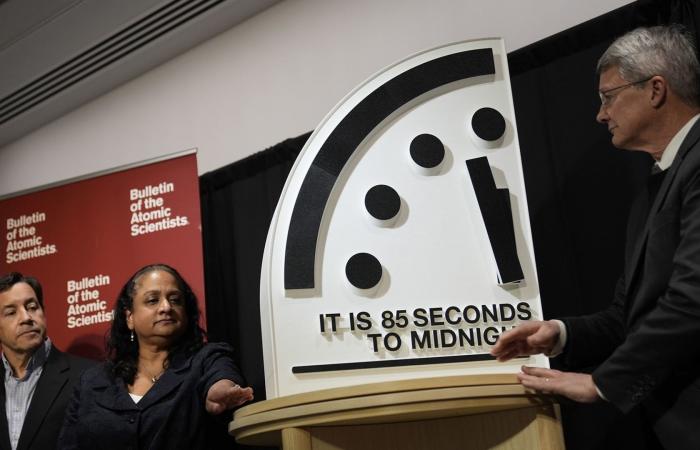 تحديث جديد لساعة يوم القيامة.. علماء يحذرون من دور الذكاء الاصطناعي في نهاية العالم