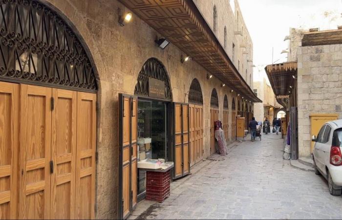 سوق
      حلب
      التاريخية
      تنفض
      غبار
      الحرب
      والزلزال
      ببطء