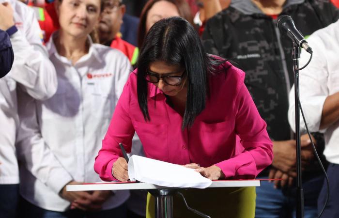 ترمب
      يهدد
      بفرض
      رسوم
      جمركية
      على
      أي
      دولة
      تبيع
      النفط
      إلى
      كوبا