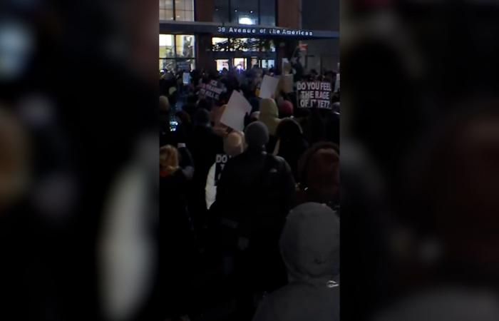 شاهد ردّ فعل محتجين أمام فندقٍ ظنّوا أن داخله ضباطًا من إدارة الهجرة في نيويورك