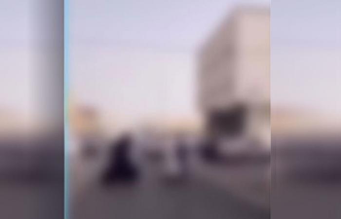 السعودية.. فيديو رجل يتشاجر مع امرأتين والأمن يعلق