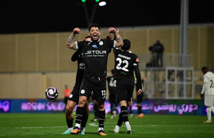 الدوري
      السعودي:
      هلال
      الصدارة
      «سالم»