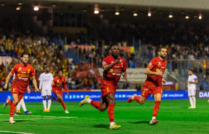الدوري
      السعودي:
      هلال
      الصدارة
      «سالم»