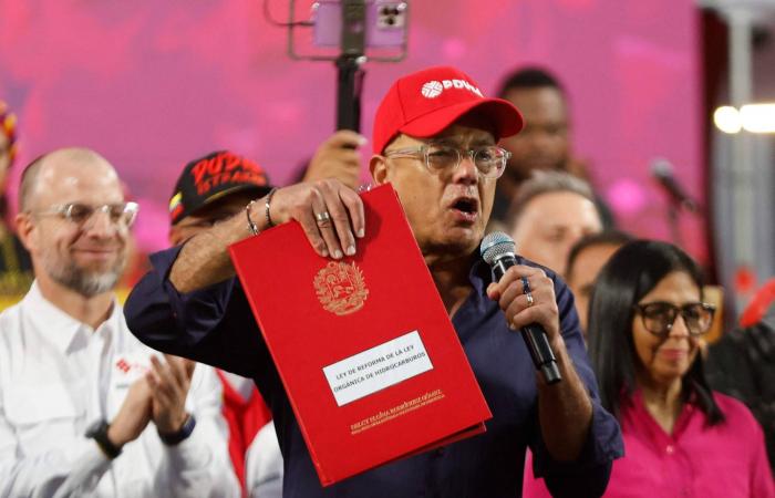 ترمب
      يهدد
      بفرض
      رسوم
      جمركية
      على
      أي
      دولة
      تبيع
      النفط
      إلى
      كوبا