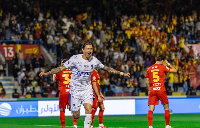 الدوري
      السعودي:
      هلال
      الصدارة
      «سالم»