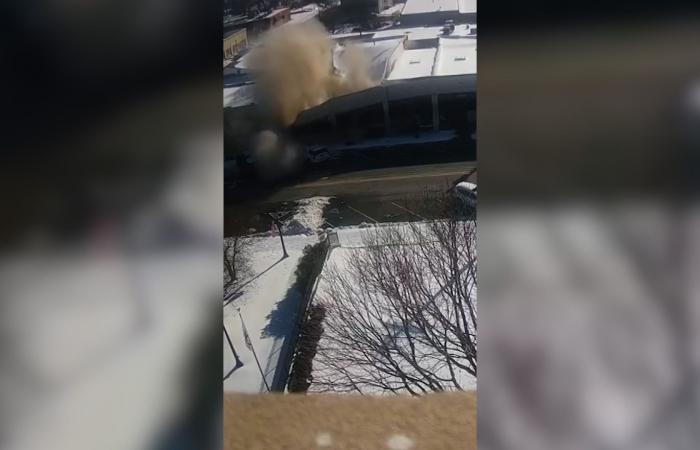 لحظة انهيار سقف مبنى في أركنساس بسبب تراكم الثلوج