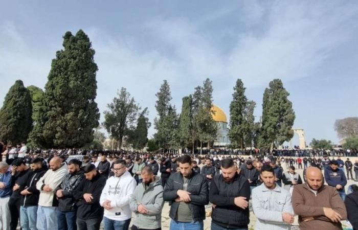 عشرات الآلاف من الفلسطينيين يؤدون صلاة الجمعة بالمسجد الأقصى المبارك