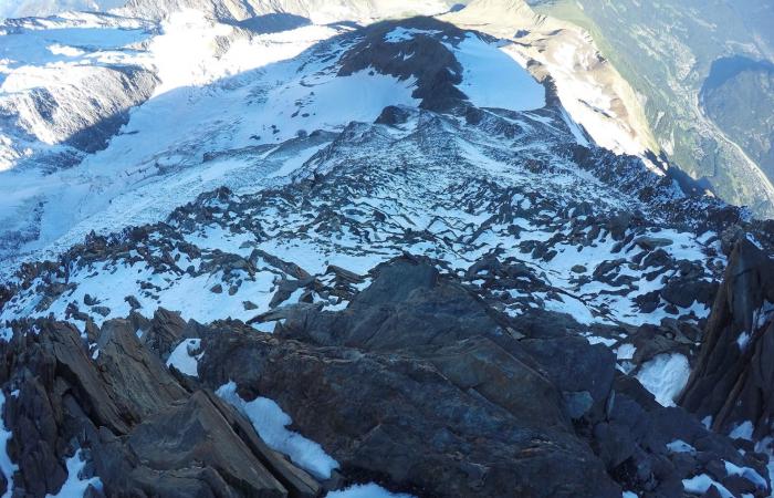 كيف أنقذ متسلق أبًا وابنه من سقوط قاتل على أعلى قمة في جبال الألب؟