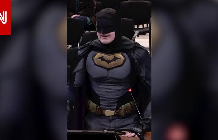 متابعة: "باتمان" يظهر في مجلس مدينة بكاليفورنيا.. ويطالب بعدم دعم عملاء الهجرة