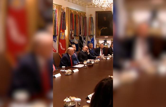 مراسلة CNN ترصد تصرفًا نادرًا لترامب خلال اجتماع مجلس الوزراء