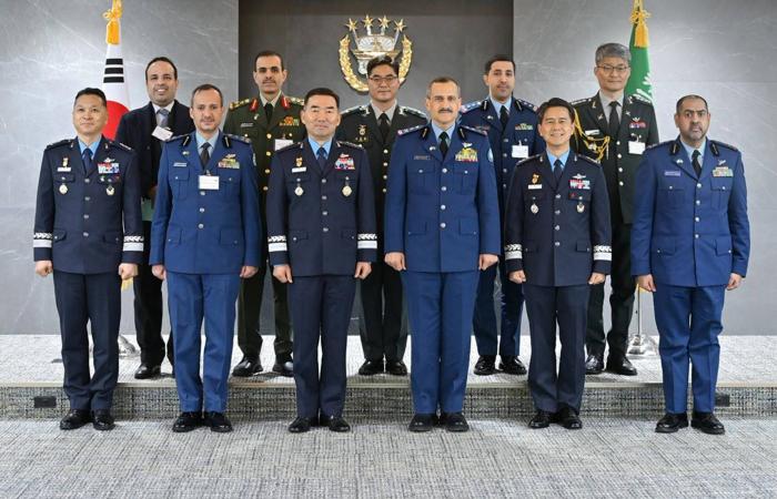 السعودية
      وكوريا
      تبحثان
      تعزيز
      التعاون
      العسكري