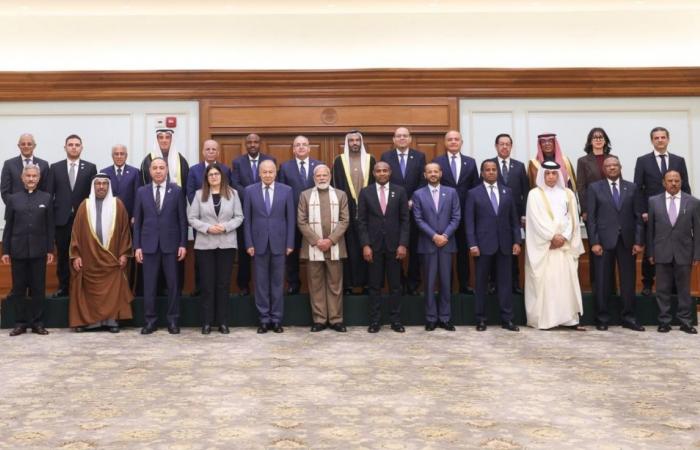 وزير الدولة للشؤون الخارجية يشارك في اجتماع رئيس الوزراء الهندي مع المشاركين في "وزاري منتدى التعاون العربي الهندي"