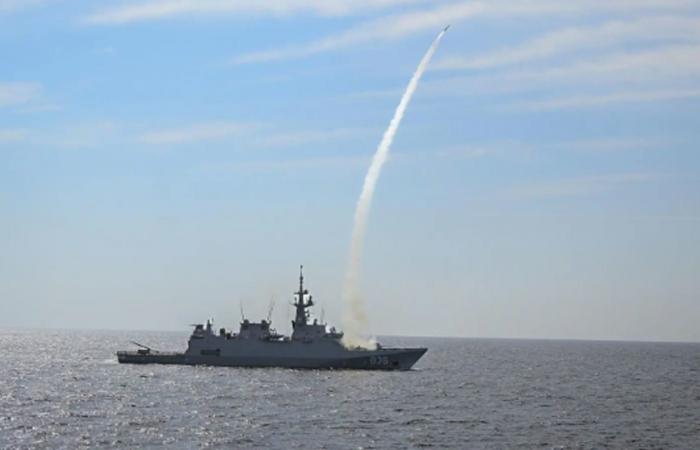 بالصور.. البحرية السعودية ونظيرتها العُمانية تنفذان رميا بصواريخ حيّة بتدريبات عسكرية