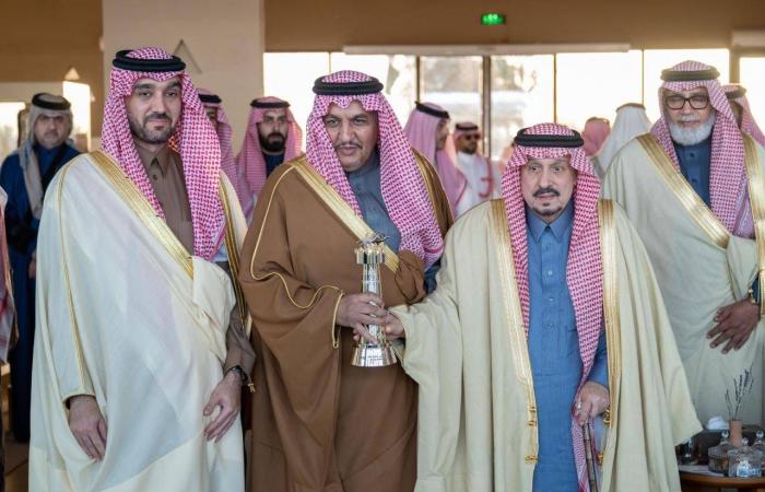 أمير
      منطقة
      الرياض
      يتوّج
      الفائزين
      في
      ختام
      مهرجان
      خادم
      الحرمين
      للهجن