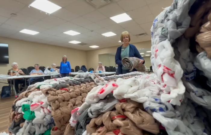 سنوات التقاعد في خدمة الآخرين.. نساء يحوّلن أكياس البلاستيك إلى "حصائر حب" للمشرّدين