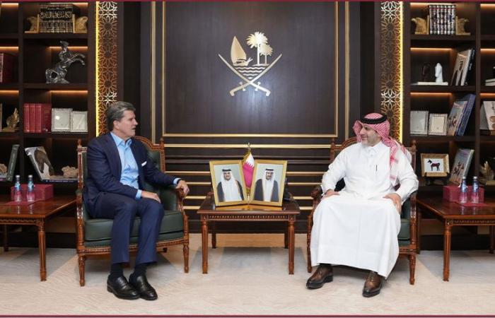 محافظ مصرف قطر المركزي يجتمع مع رئيس مجلس إدارة جنرال أتلانتيك