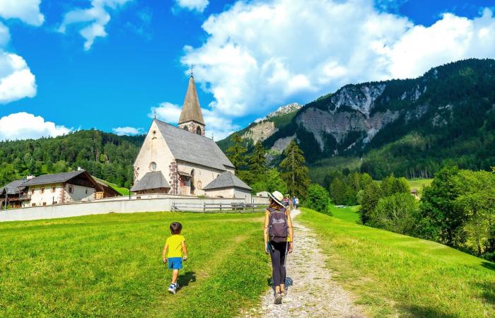 يلتقطون صورة ويغادرون.. قرية إيطالية تُقيّد الوصول إلى كنيسة شهيرة بعد طفرة سياحية سببها "إنستغرام"