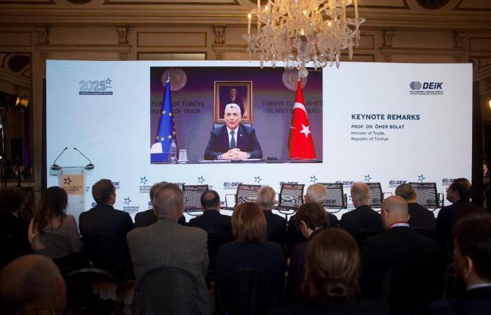 السياسي
      البريطاني
      بيتر
      ماندلسون
      يستقيل
      من
      حزب
      العمال
      لصلته
      بإبستين