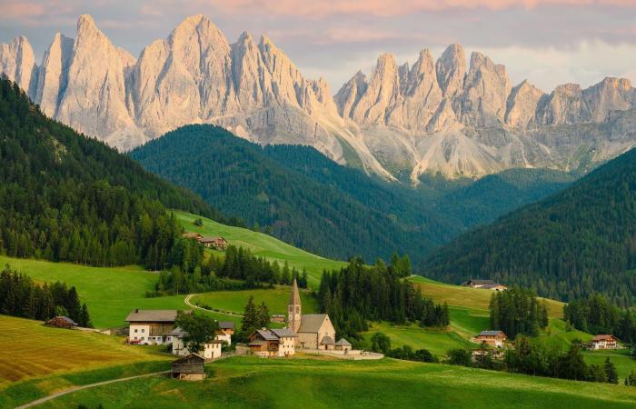 يلتقطون صورة ويغادرون.. قرية إيطالية تُقيّد الوصول إلى كنيسة شهيرة بعد طفرة سياحية سببها "إنستغرام"