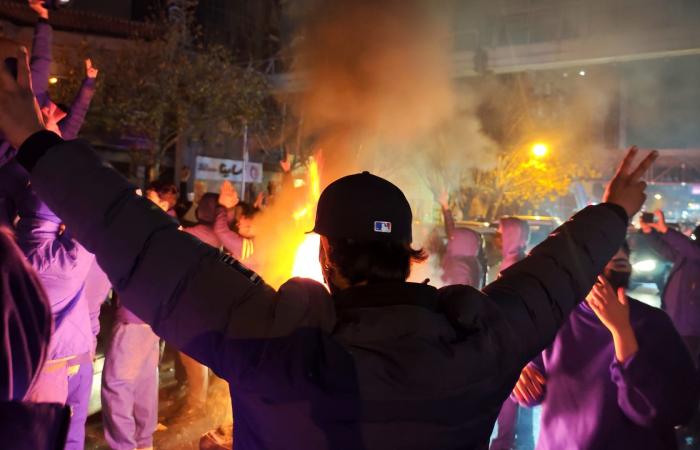 وسط أنباء عن الحُكم عليه بالإعدام.. إيران تُفرج عن شاب شارك في المظاهرات