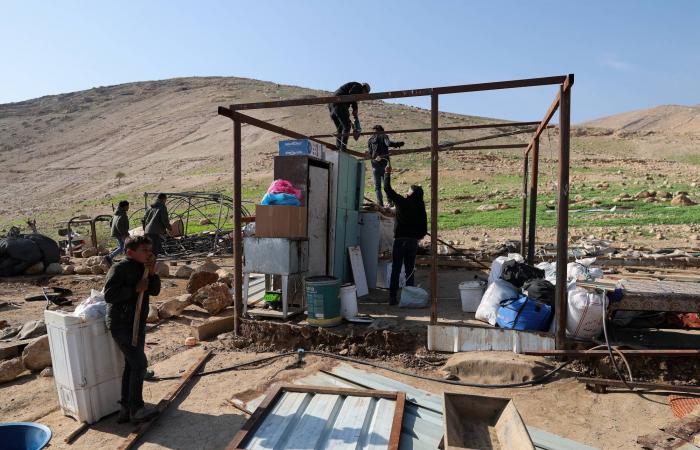 مستوطنون
      أحرقوا
      3
      قرى
      فلسطينية
      تحت
      حماية
      الجيش