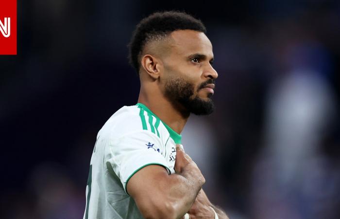 متابعة: الدوري السعودي.. تصرف "لافت" من علي مجرشي مع جماهير الهلال بعد طرده