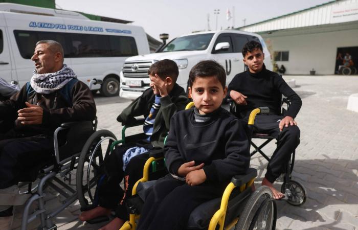 «رفح»
      يفتح
      أبوابه
      لنقل
      المرضى...
      و«حماس»
      تؤكد
      جاهزيتها
      لتسليم
      السلطة