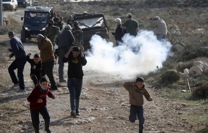 مستوطنون
      أحرقوا
      3
      قرى
      فلسطينية
      تحت
      حماية
      الجيش