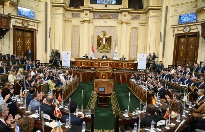 المشير
      حفتر
      يجري
      محادثات
      في
      باكستان