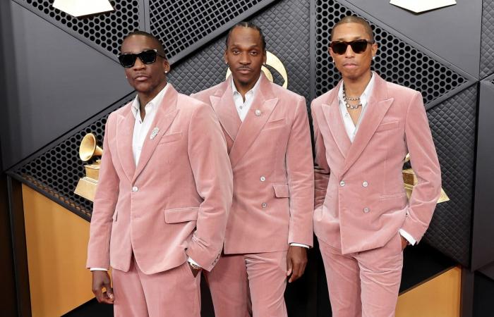 تشابل روان تثير ضجة بفستان يتدلى من الصدر على السجادة الحمراء لحفل جوائز غرامي