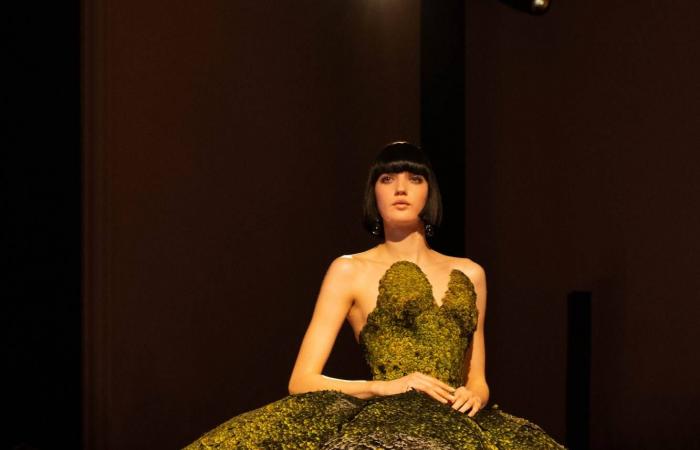 كيف
      تواصل
      المصممون
      الجدد
      مع
      إرث
      بيوت
      الأزياء
      العريقة؟