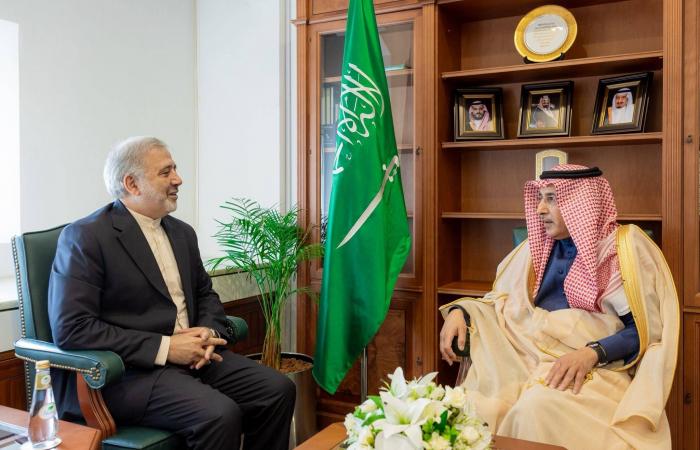 فيصل
      بن
      فرحان
      وجراح
      الصباح
      يبحثان
      القضايا
      الإقليمية
      المشتركة
      هاتفياً