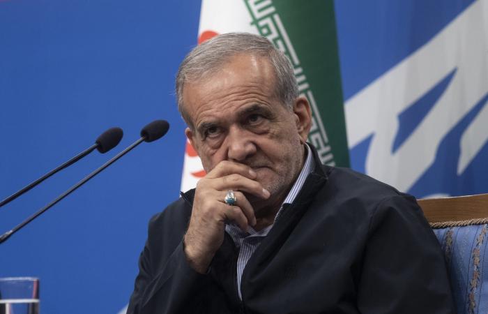 استجابة لحكومات صديقة بالمنطقة.. الرئيس الإيراني يعلن الموافقة على التفاوض مع أمريكا