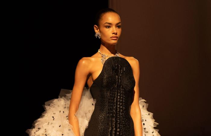 صيحات موضة تتجاوز الواقع في أسبوع باريس للأزياء الراقية