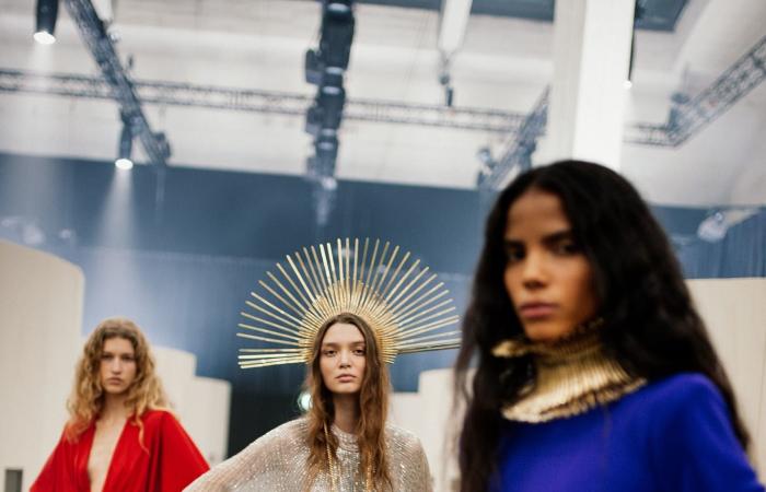 صيحات موضة تتجاوز الواقع في أسبوع باريس للأزياء الراقية