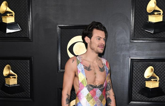 هاري ستايلز يكسر قواعد الموضة بحذاء باليه نسائي في حفل جوائز الغرامي