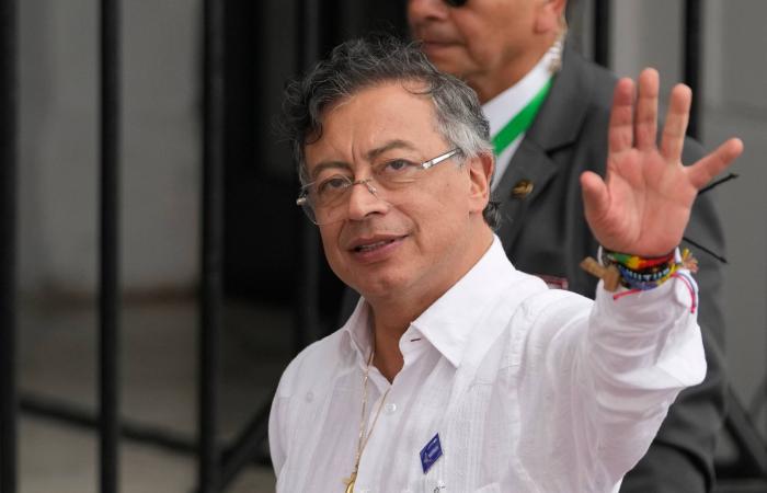 ترمب:
      نتفاوض
      مع
      إيران
      «الآن»