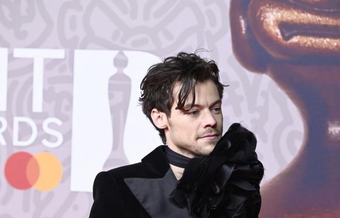 هاري ستايلز يكسر قواعد الموضة بحذاء باليه نسائي في حفل جوائز الغرامي