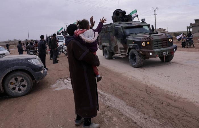 قوات
      الأمن
      السورية
      تدخل
      مدينة
      القامشلي
      بموجب
      الاتفاق
      مع
      الأكراد