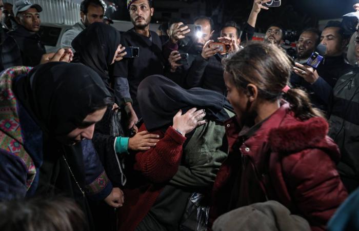 عقب
      إعادة
      فتح
      معبر
      رفح...عناق
      ودموع
      بغزّة
      مع
      وصول
      عائدين
      للقطاع