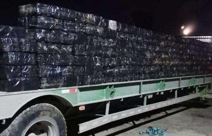 الأمن
      الجزائري
      يعلن
      تفكيك
      شبكة
      دولية
      للاتجار
      بالمؤثرات
      العقلية
      وحجز
      3.4
      مليون
      قرص