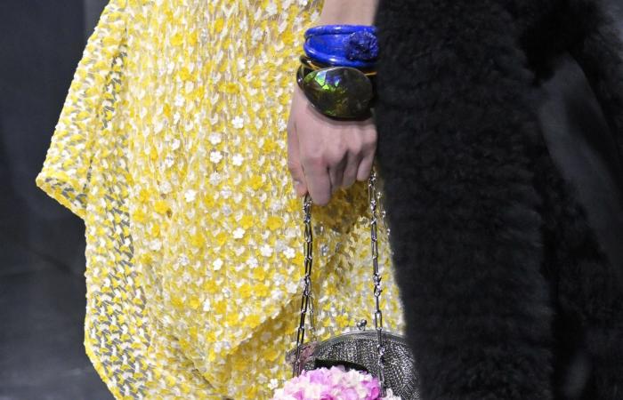 صيحات موضة تتجاوز الواقع في أسبوع باريس للأزياء الراقية