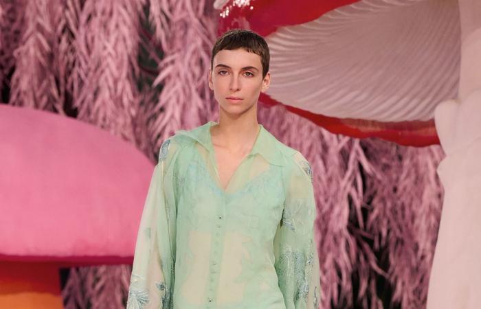 صيحات موضة تتجاوز الواقع في أسبوع باريس للأزياء الراقية