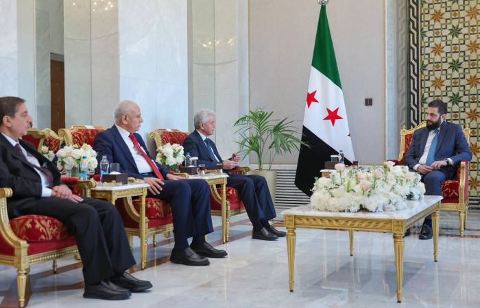 الأمن
      السوري
      يدخل
      القامشلي
      ويتحضر
      لتسلّم
      المطار