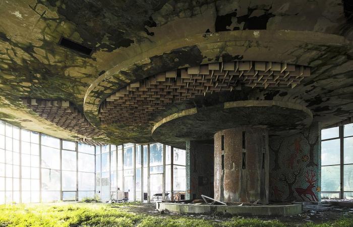 مصور يوثق مشاهد مهيبة لمواقع مهجورة تستولي عليها الطبيعة