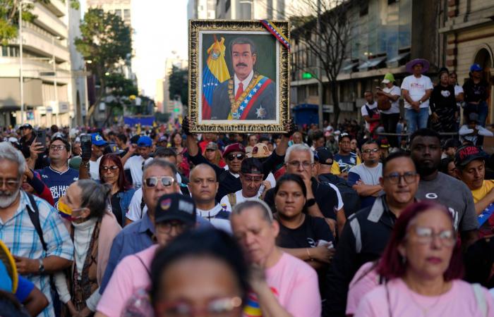 آلاف
      يتظاهرون
      في
      فنزويلا
      للمطالبة
      بعودة
      مادورو