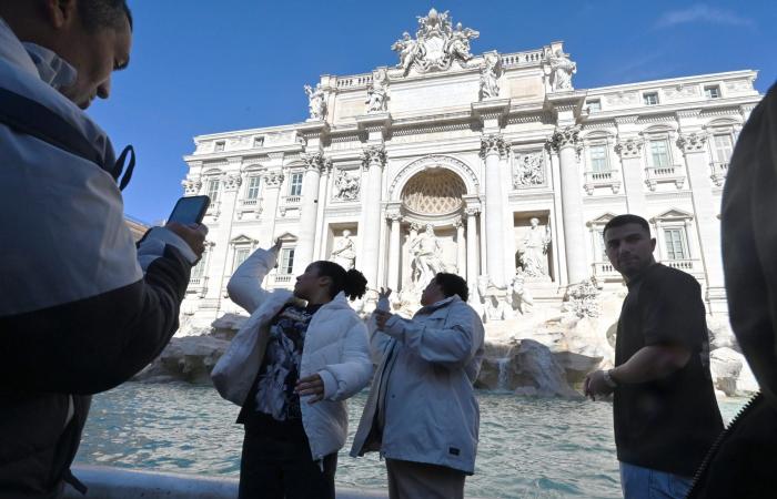 روما تفرض على السياح دفع 2 يورو لرمي عملات معدنية في نافورة تريفي