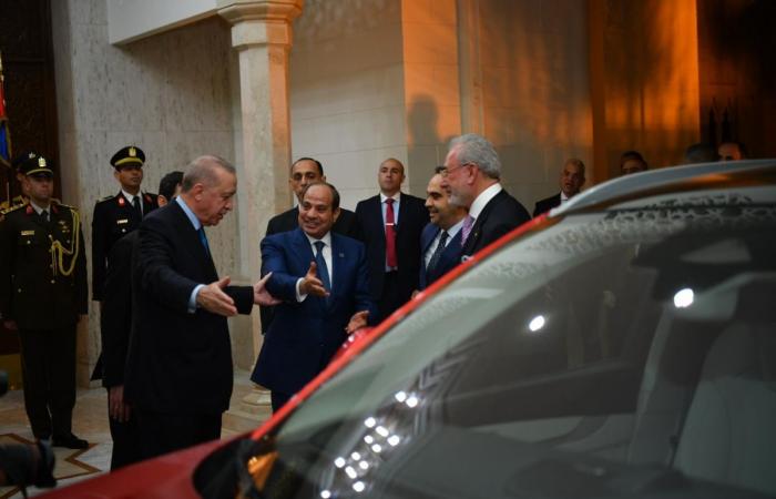 أردوغان يهدي السيسي سيارة تركية كهربائية (صور)